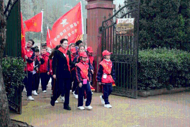解答疑问,尽在我朋友把别人打成轻微伤,已经拘留十天,还用什么赔偿?问答网站